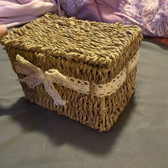 Small storage antique box with lid - Picture 2 of 3